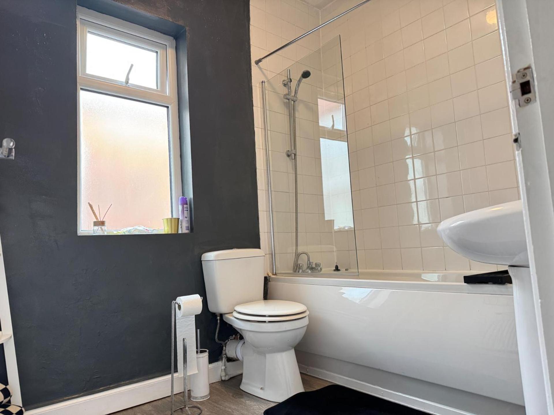 Holiday home - House - Sleeps 6 - Parking - Garden