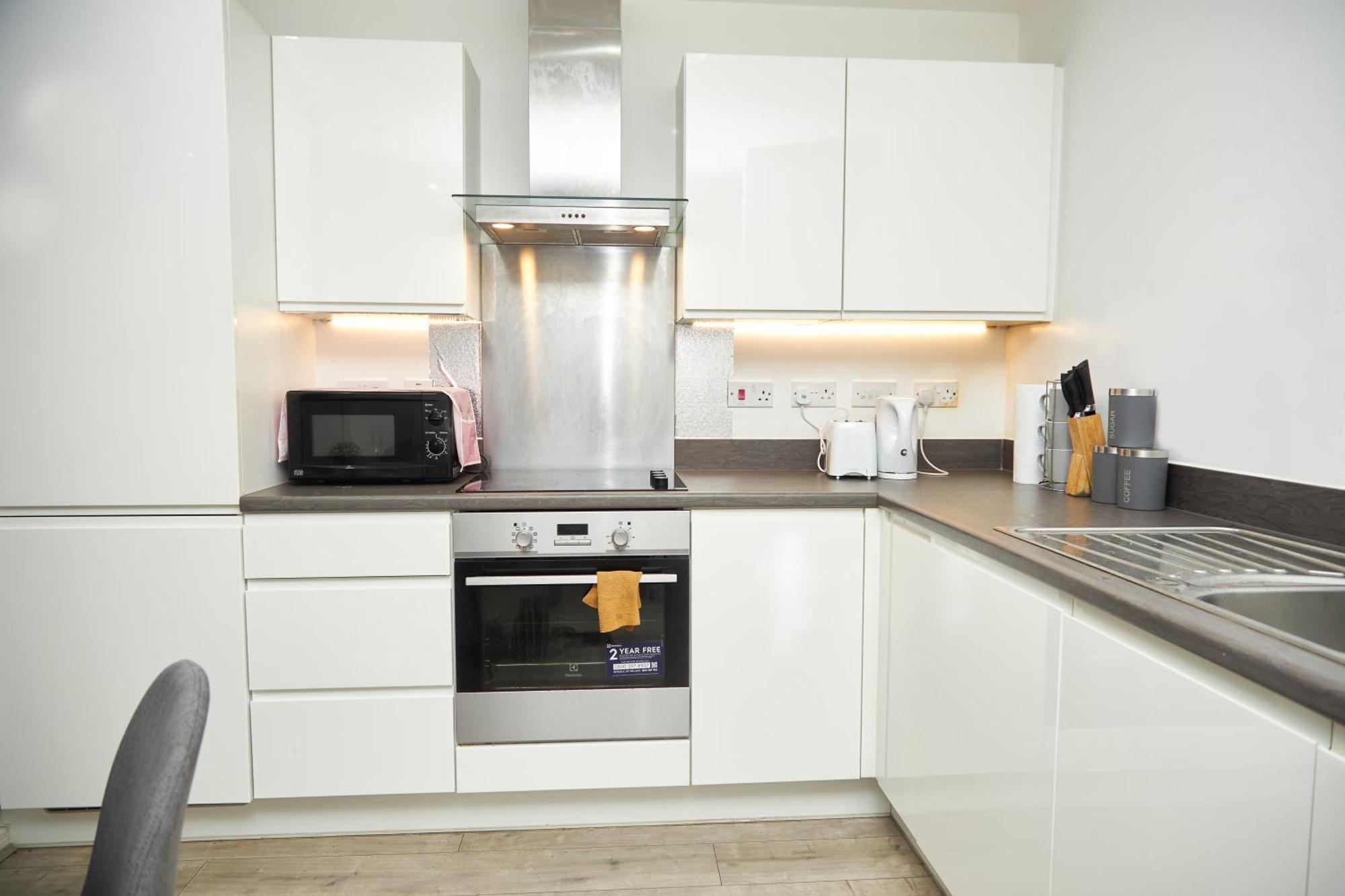 Luxury Ensuite With Shared Living And Kitchen *