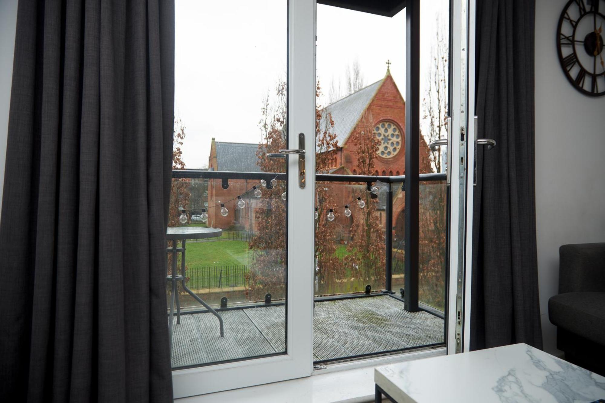 Luxury Ensuite With Shared Living And Kitchen