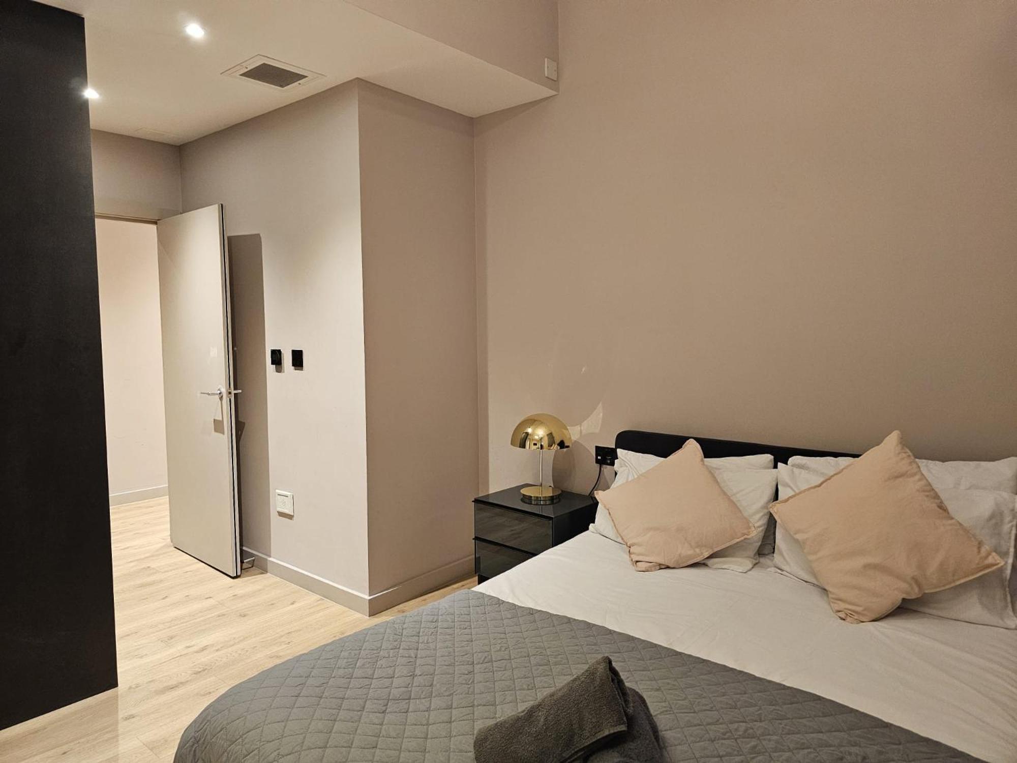 Apartment Modern 2br In Chinatown For Up To 8 Guests! *