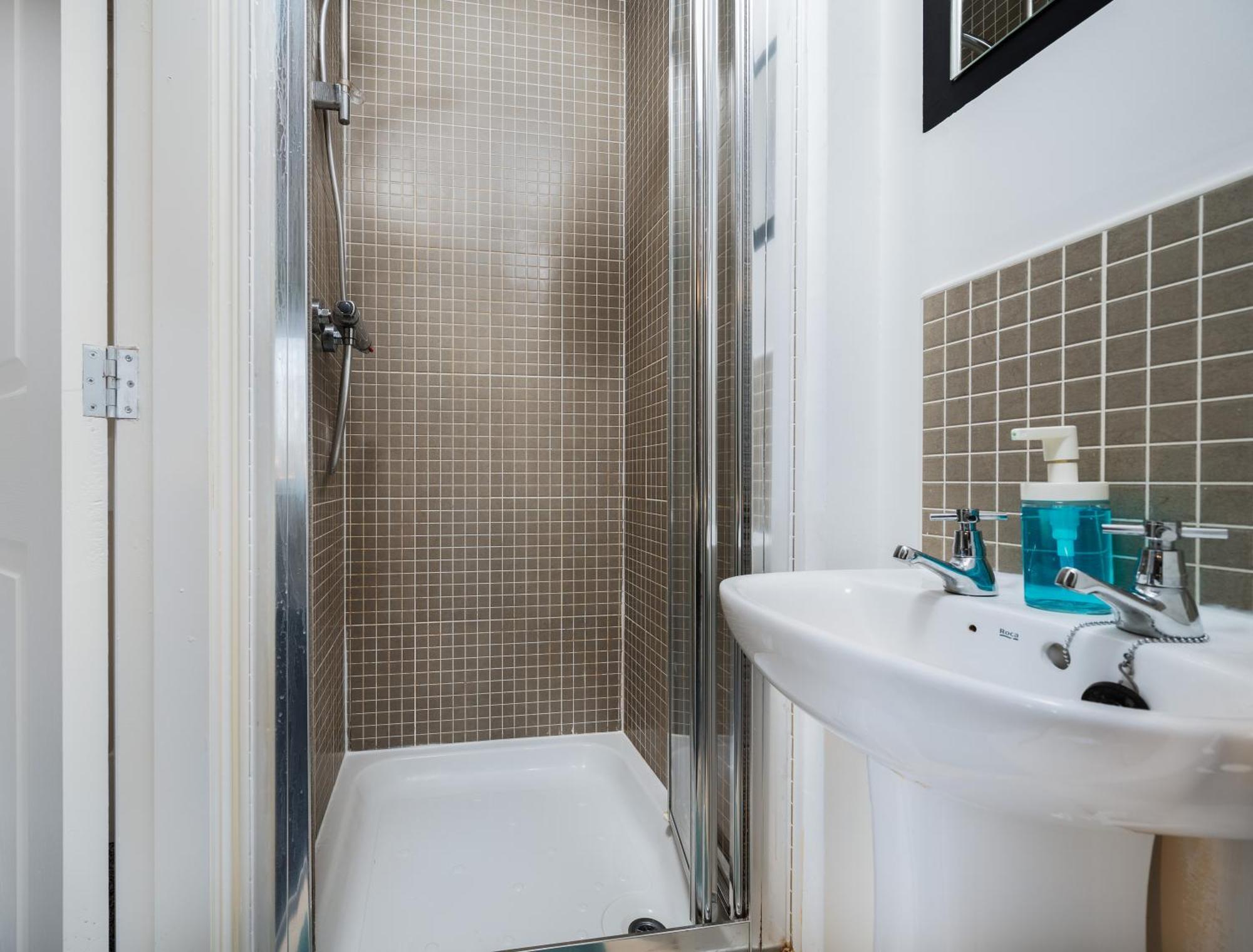 Cosy 4-bed House, Garden, Free Parking & Wifi Appartement *