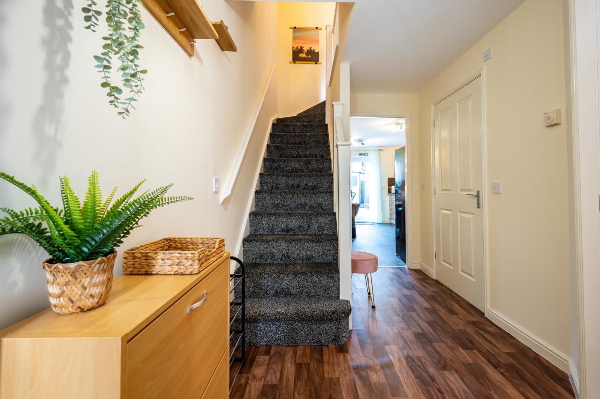 Cosy 4-bed House, Garden, Free Parking & Wifi *