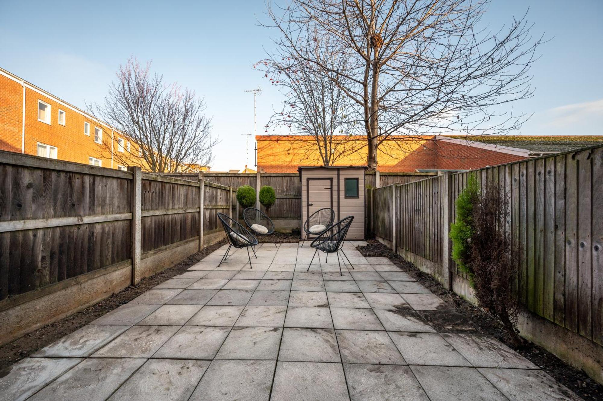 Cosy 4-bed House, Garden, Free Parking & Wifi * Manchester