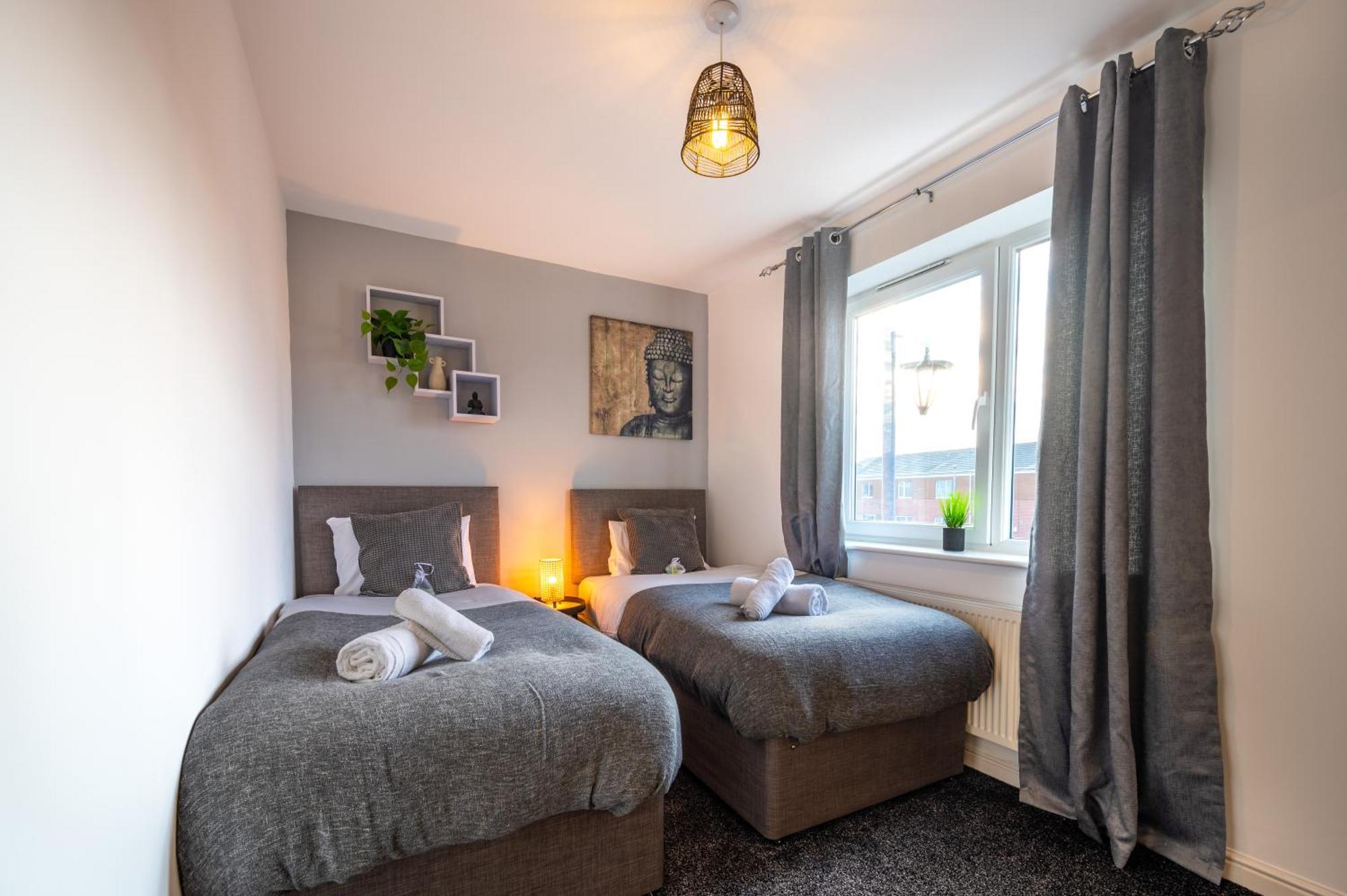 Cosy 4-bed House, Garden, Free Parking & Wifi