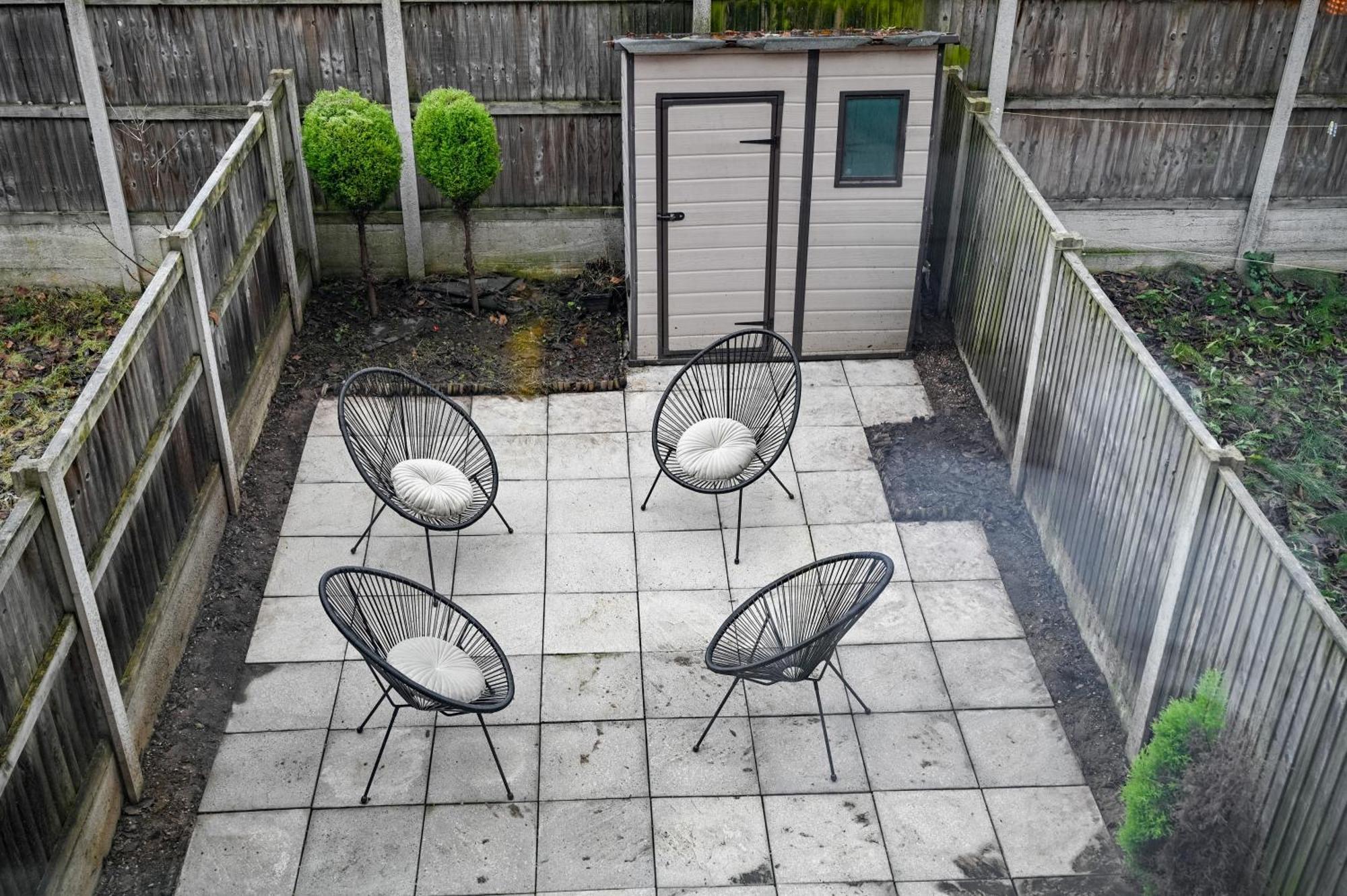 Cosy 4-bed House, Garden, Free Parking & Wifi Appartement