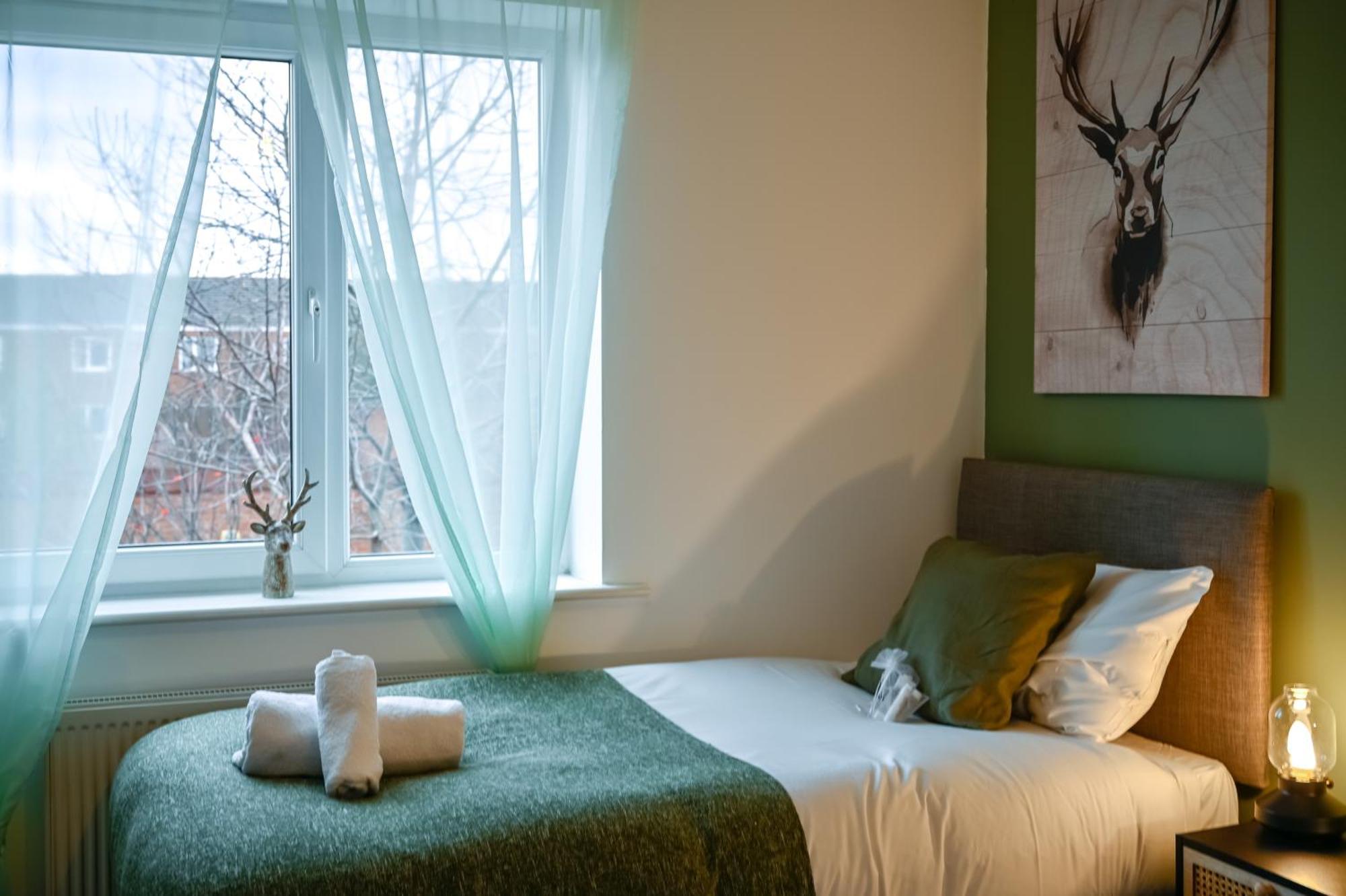 Cosy 4-bed House, Garden, Free Parking & Wifi Appartement Manchester