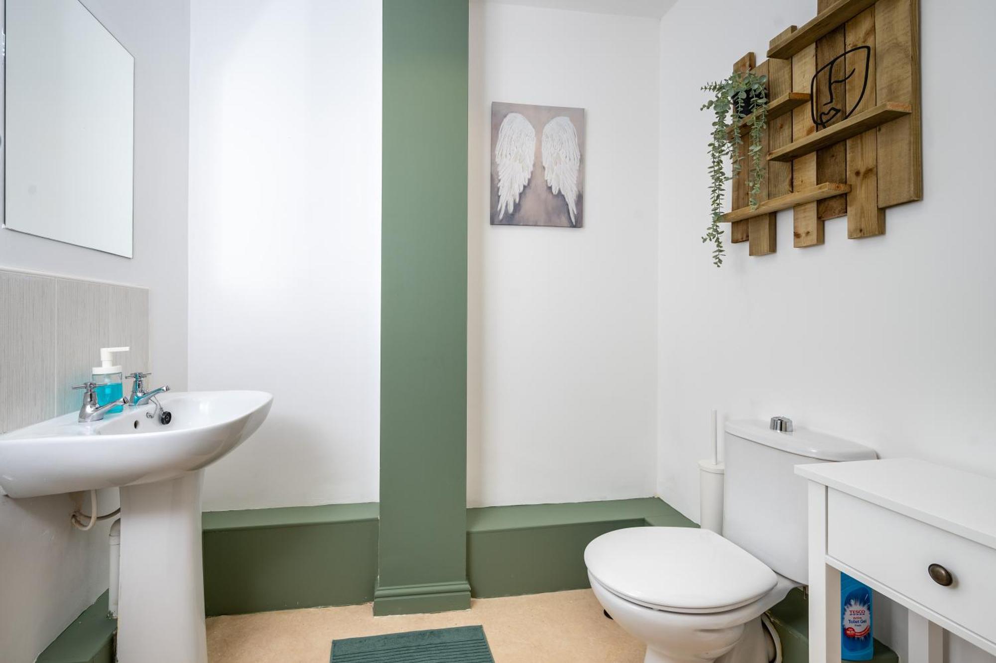 Cosy 4-bed House, Garden, Free Parking & Wifi