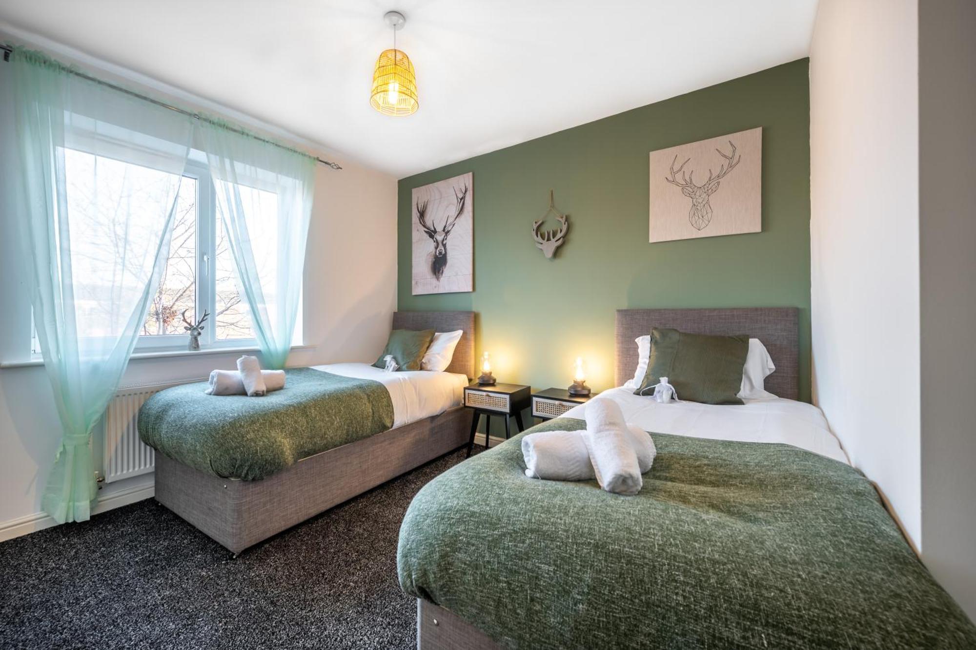 Cosy 4-bed House, Garden, Free Parking & Wifi Appartement