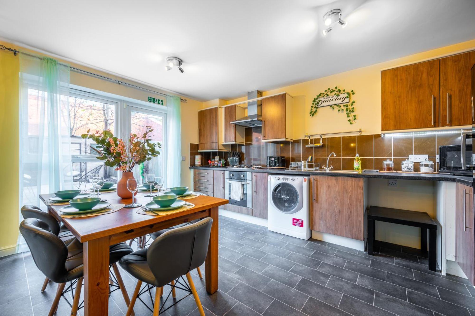 Cosy 4-bed House, Garden, Free Parking & Wifi Manchester