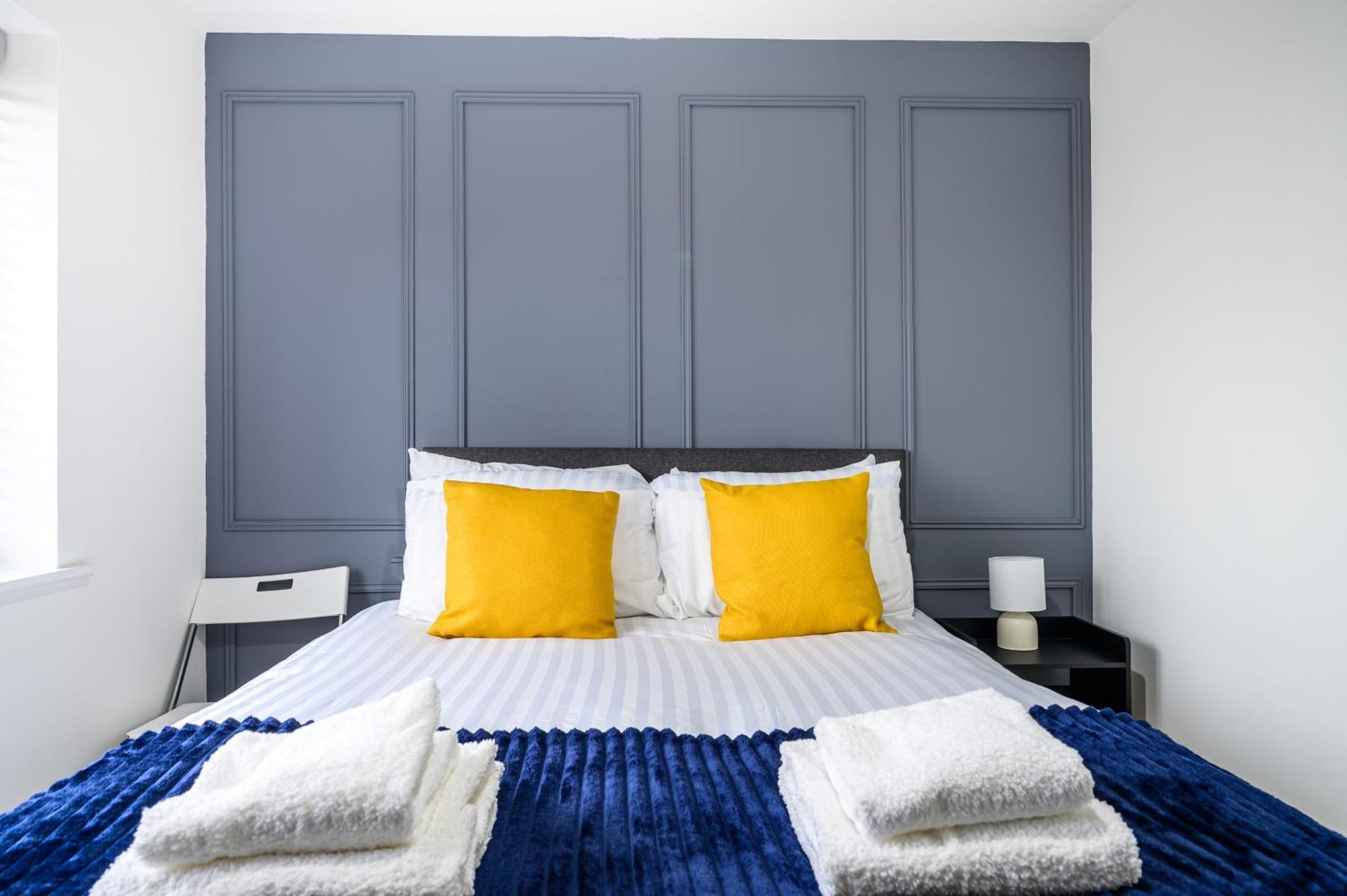 Sleeps 5, Centre 2 Miles, Manchester, Free Fast Wi-fi, Free Parking, Netflix 50-inch Tv, Self-check In - Contractors! Holiday home Manchester