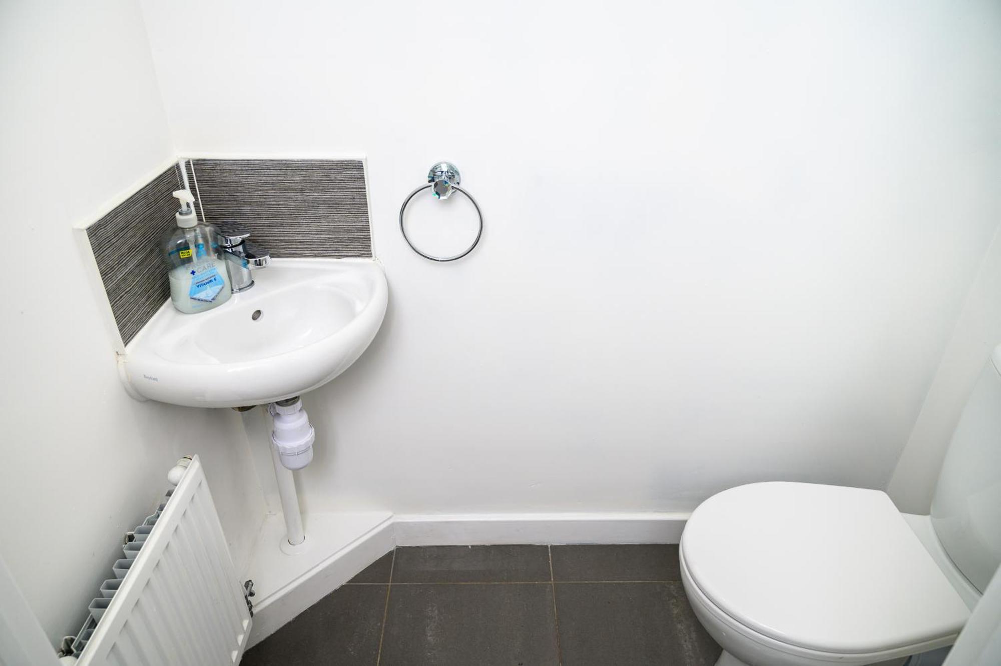 Holiday home Sleeps 5, Centre 2 Miles, Manchester, Free Fast Wi-fi, Free Parking, Netflix 50-inch Tv, Self-check In - Contractors!
