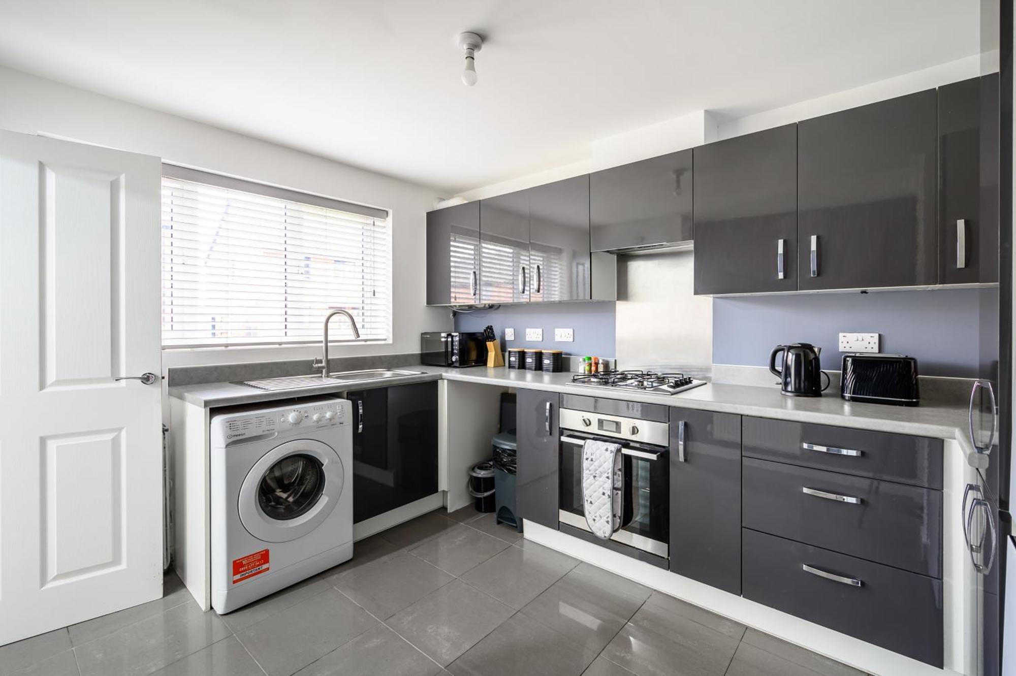 Holiday home Sleeps 5, Centre 2 Miles, Manchester, Free Fast Wi-fi, Free Parking, Netflix 50-inch Tv, Self-check In - Contractors! *
