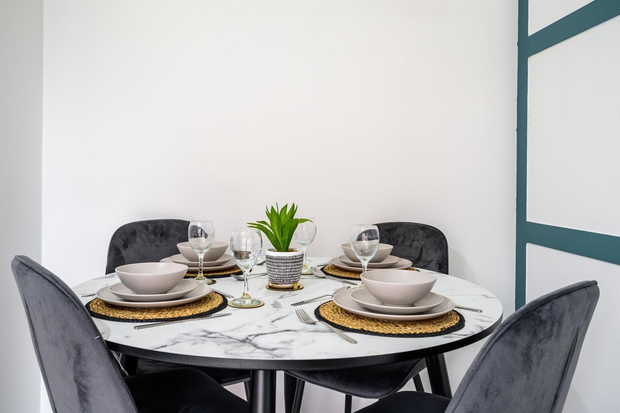 Holiday home Sleeps 5, Centre 2 Miles, Manchester, Free Fast Wi-fi, Free Parking, Netflix 50-inch Tv, Self-check In - Contractors!