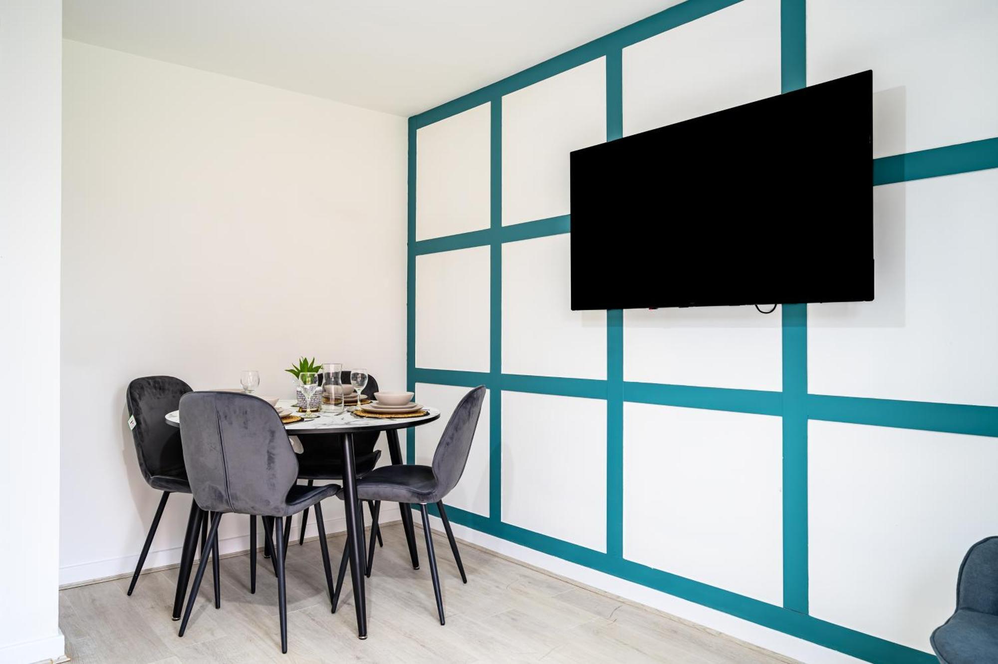 Sleeps 5, Centre 2 Miles, Manchester, Free Fast Wi-fi, Free Parking, Netflix 50-inch Tv, Self-check In - Contractors! Manchester