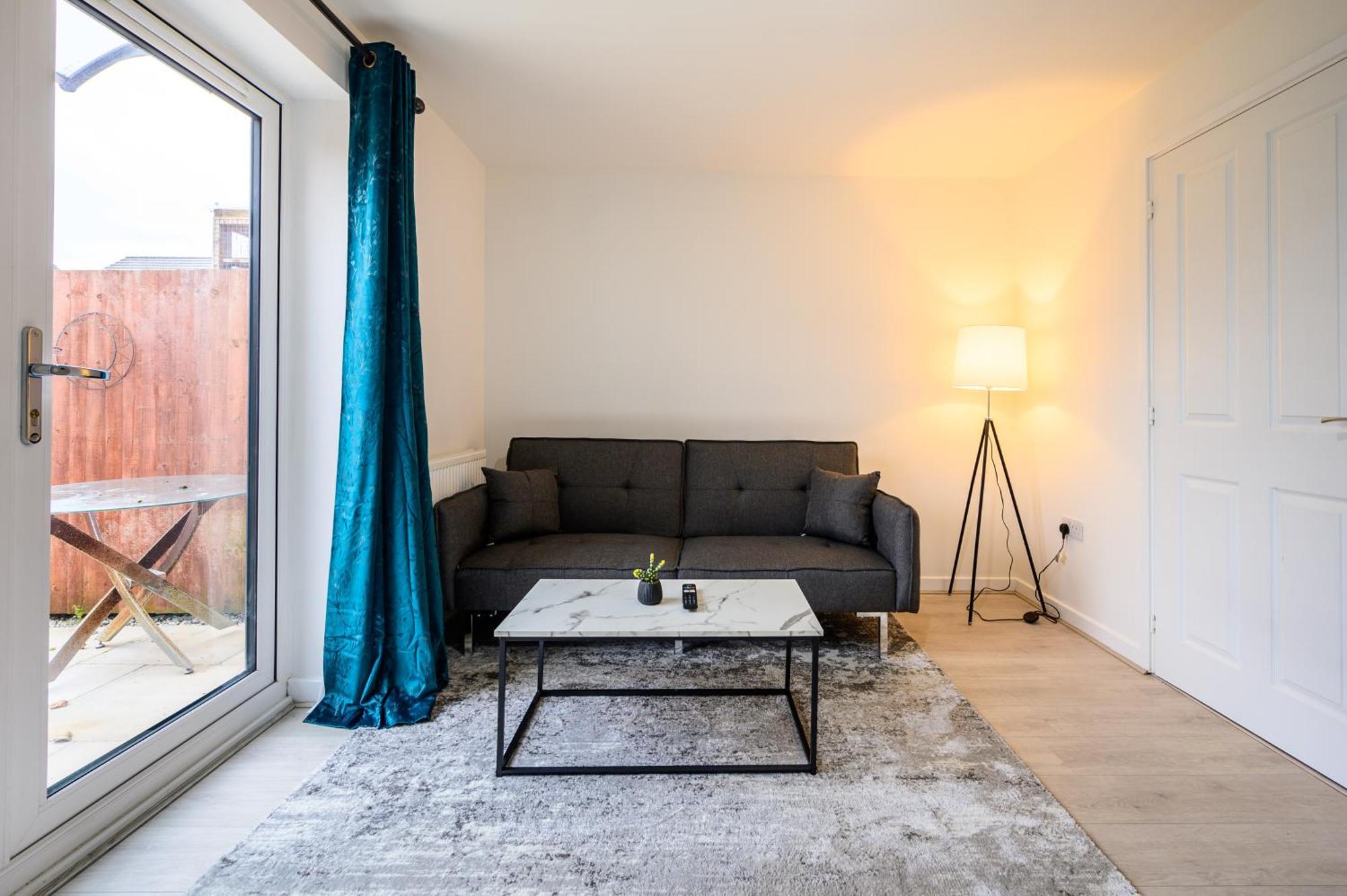 Sleeps 5, Centre 2 Miles, Manchester, Free Fast Wi-fi, Free Parking, Netflix 50-inch Tv, Self-check In - Contractors! Holiday home *