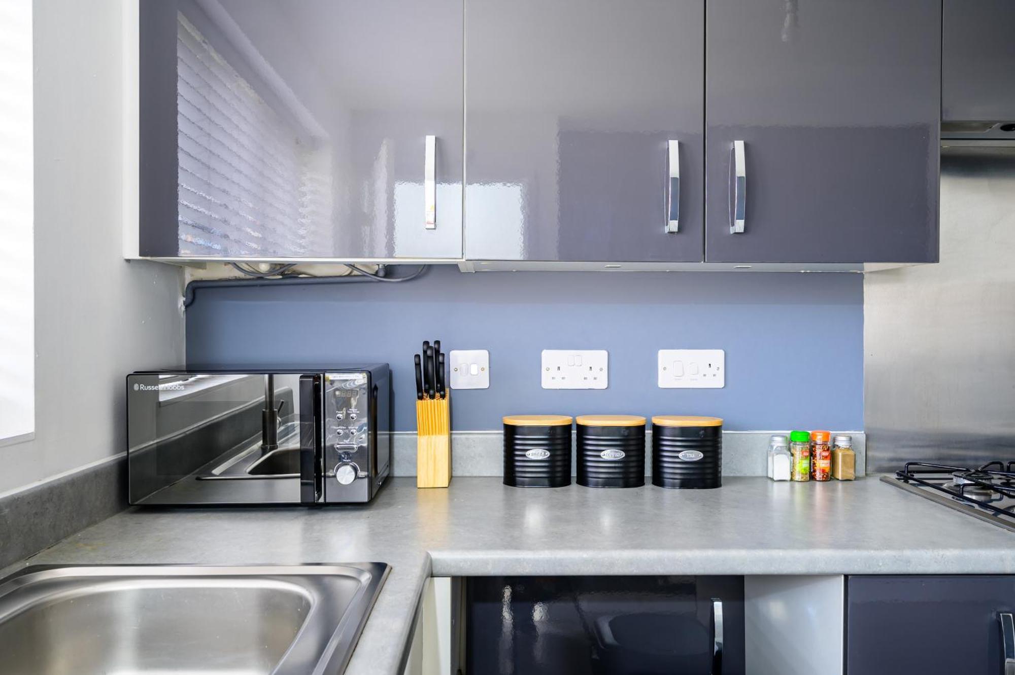 Holiday home Sleeps 5, Centre 2 Miles, Manchester, Free Fast Wi-fi, Free Parking, Netflix 50-inch Tv, Self-check In - Contractors! Manchester