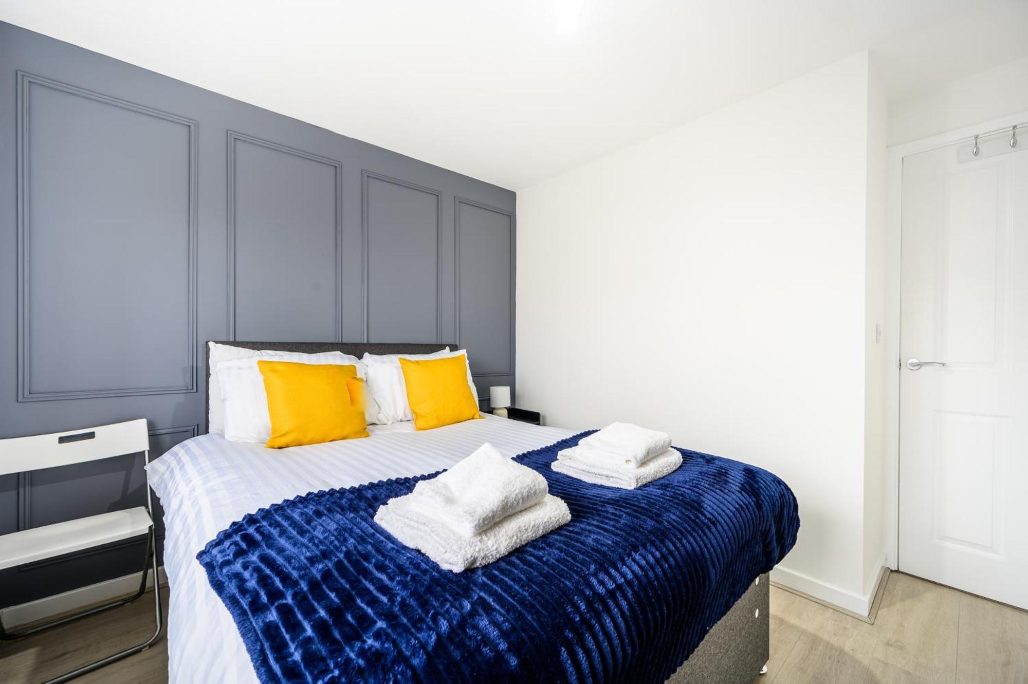 Sleeps 5, Centre 2 Miles, Manchester, Free Fast Wi-fi, Free Parking, Netflix 50-inch Tv, Self-check In - Contractors! Holiday home