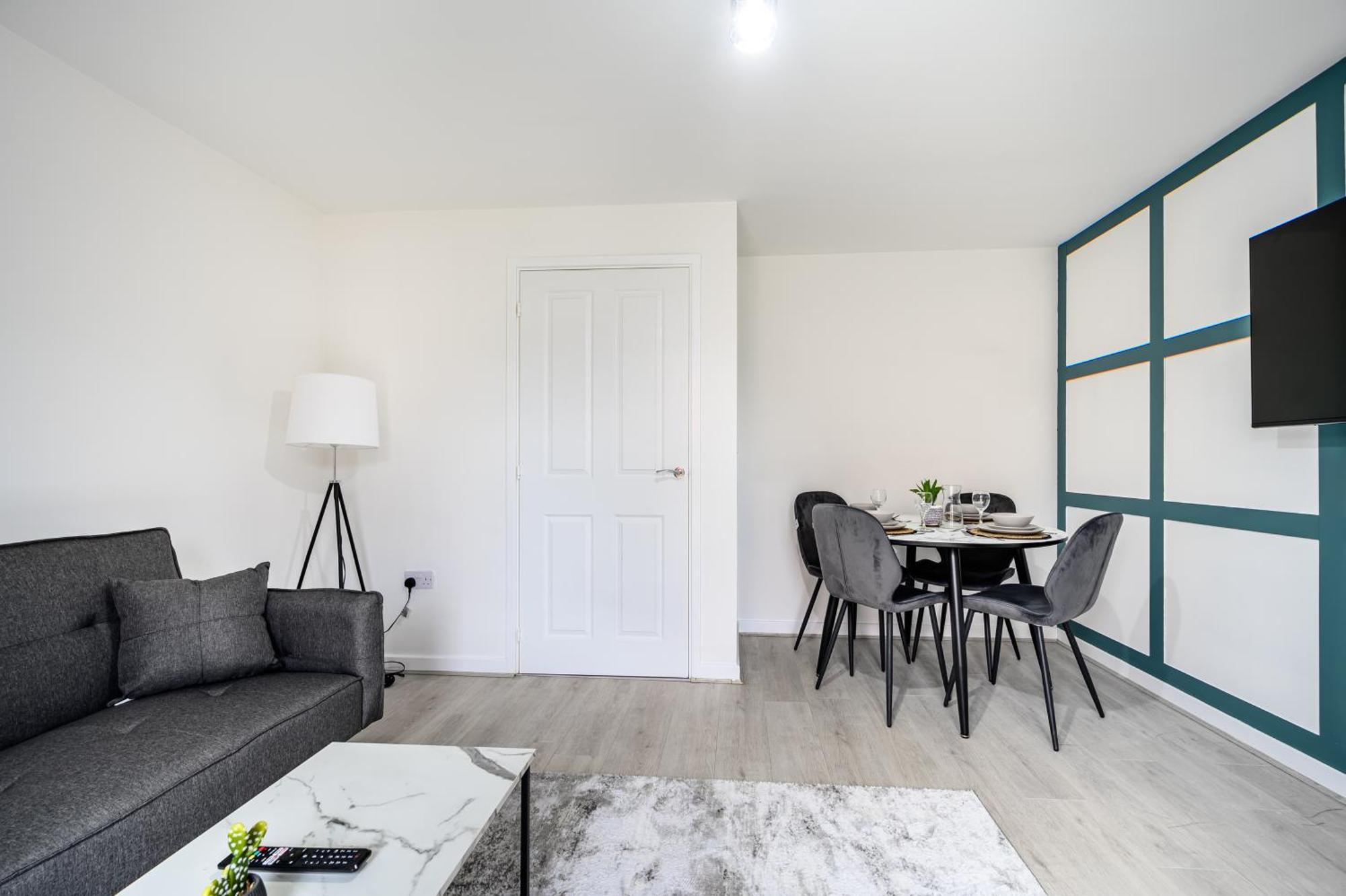 Sleeps 5, Centre 2 Miles, Manchester, Free Fast Wi-fi, Free Parking, Netflix 50-inch Tv, Self-check In - Contractors! * Manchester