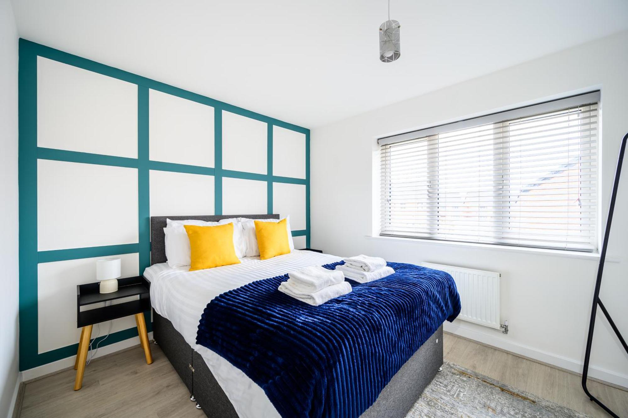 Sleeps 5, Centre 2 Miles, Manchester, Free Fast Wi-fi, Free Parking, Netflix 50-inch Tv, Self-check In - Contractors!