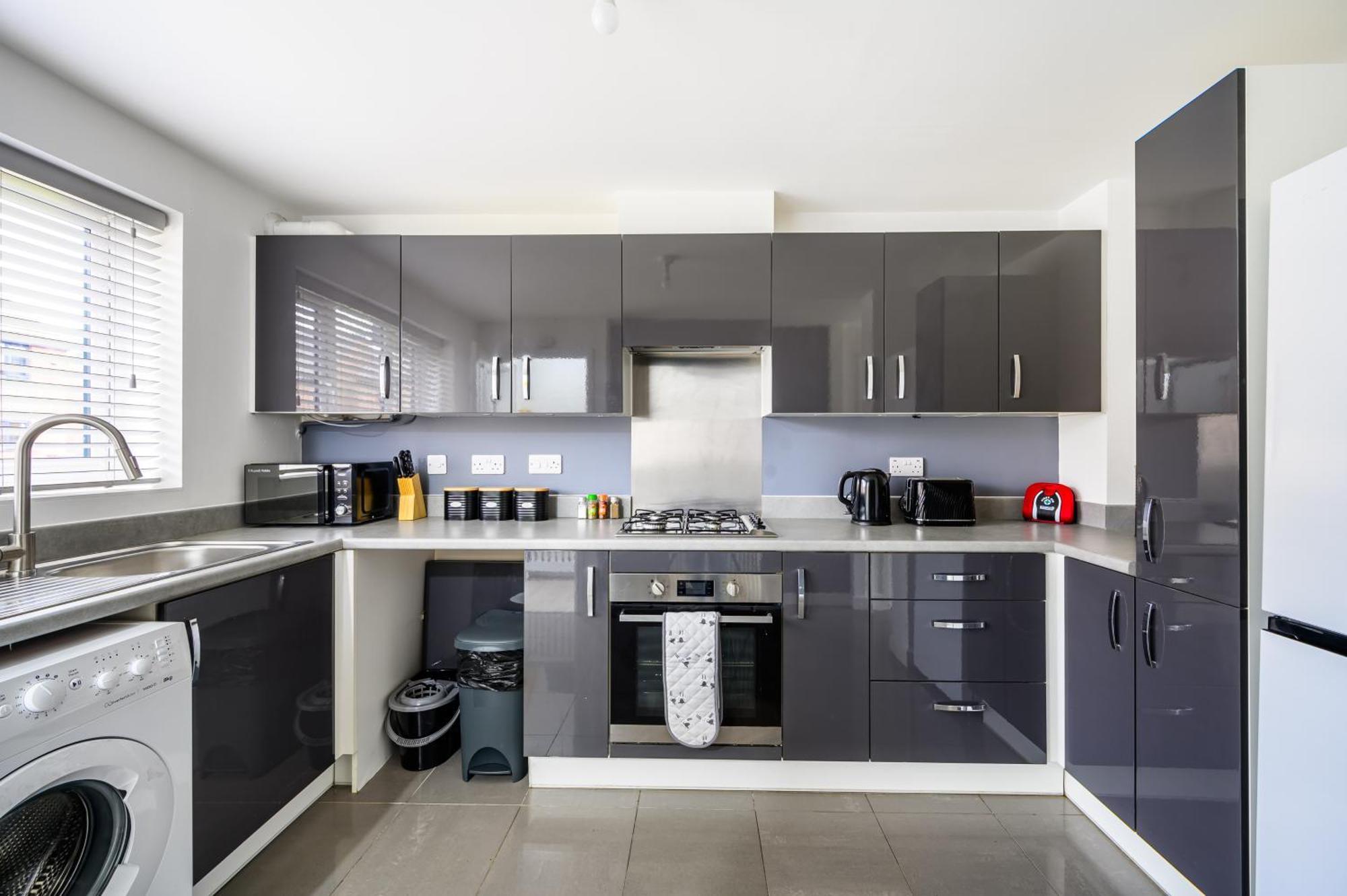 Sleeps 5, Centre 2 Miles, Manchester, Free Fast Wi-fi, Free Parking, Netflix 50-inch Tv, Self-check In - Contractors! Holiday home *