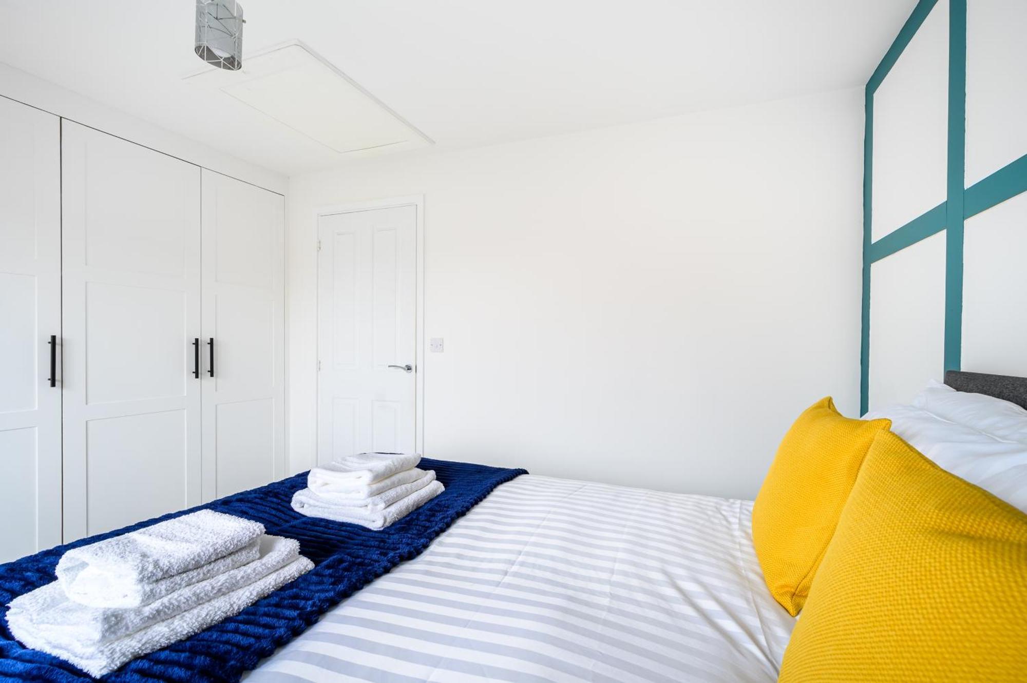 Sleeps 5, Centre 2 Miles, Manchester, Free Fast Wi-fi, Free Parking, Netflix 50-inch Tv, Self-check In - Contractors!