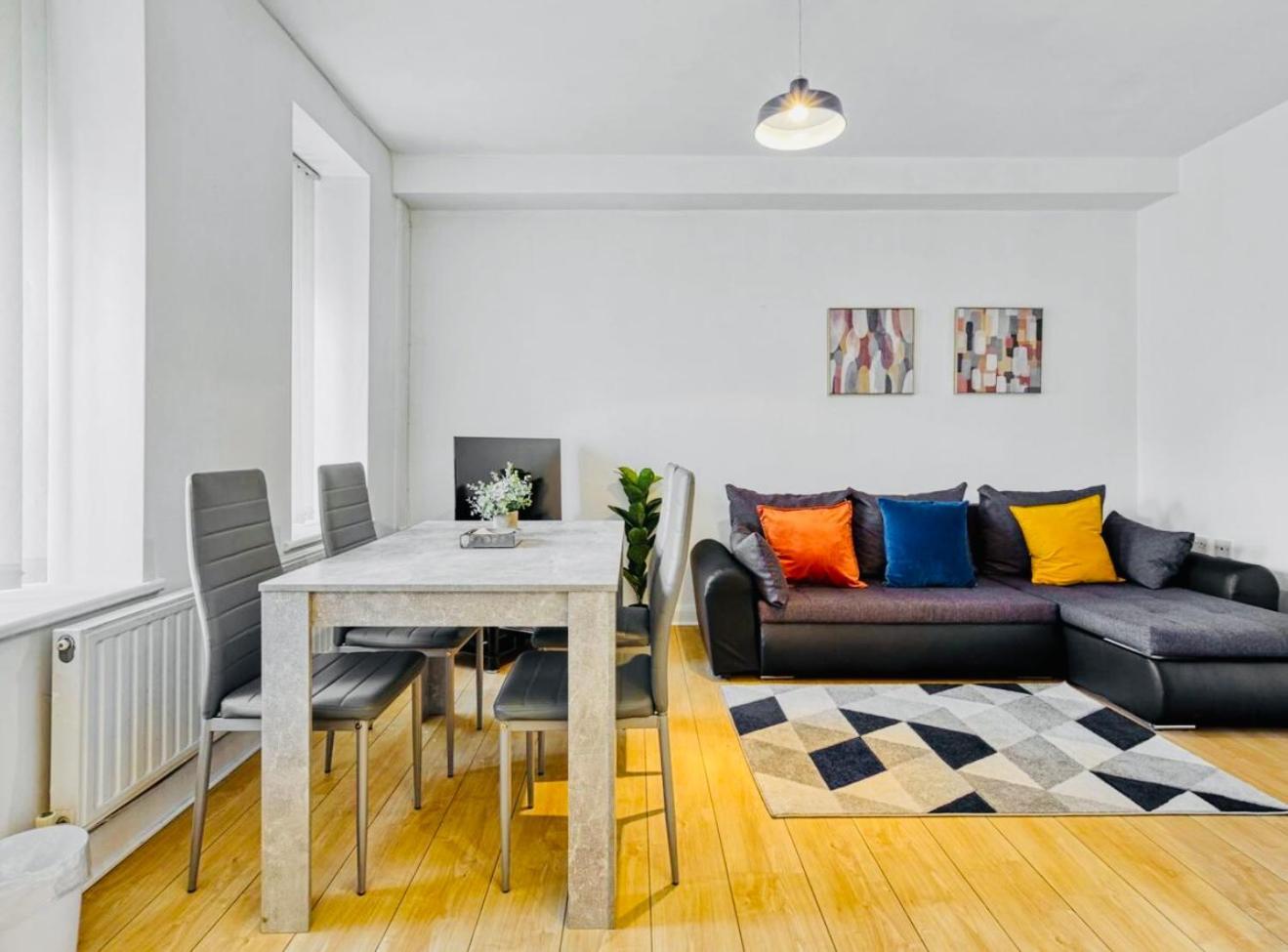 Cosy In The Heart Of Downtown With Parking Manchester