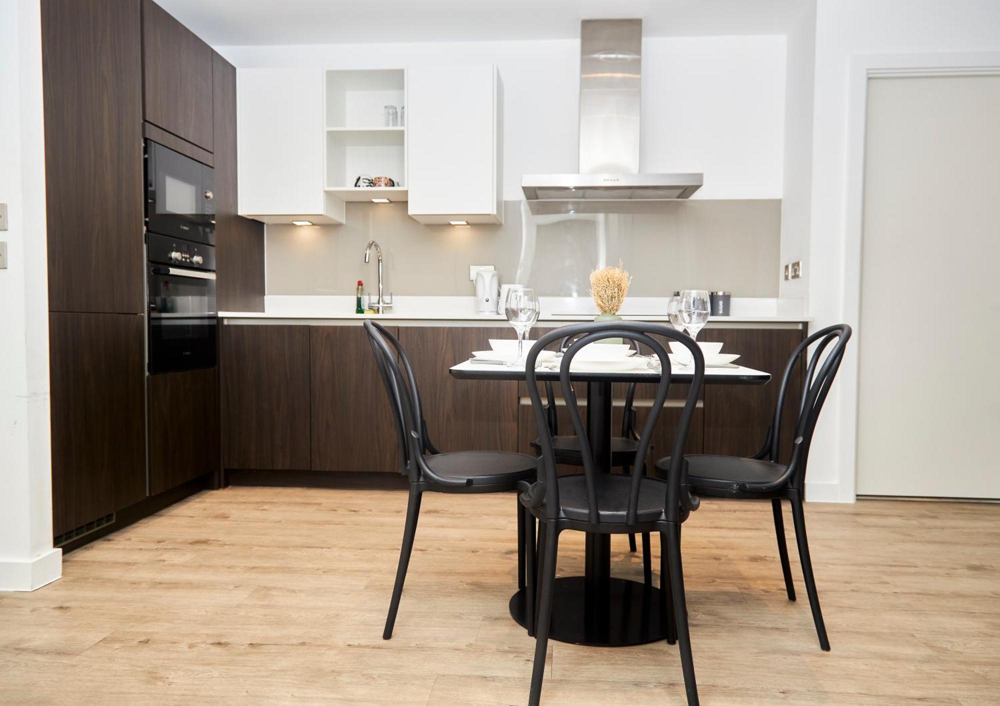 Manc With Balcony Apartment *