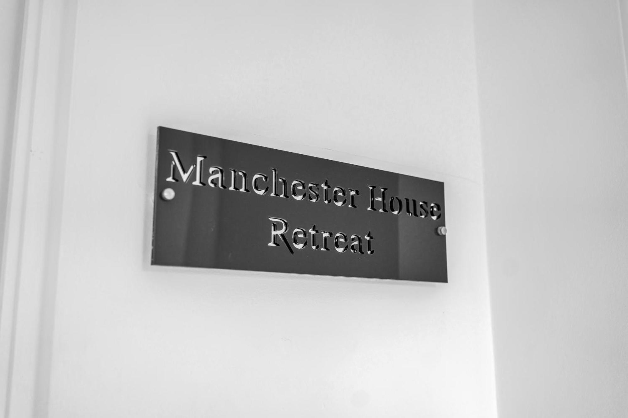 House Retreat - Sleeps 18 * Manchester