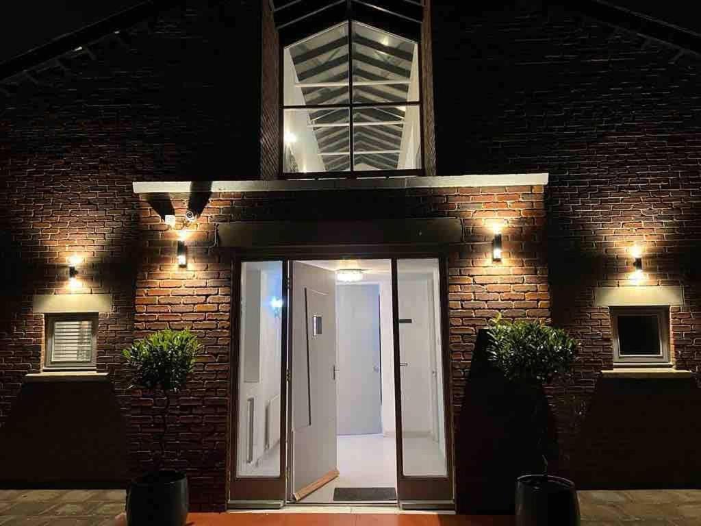 House Retreat - Sleeps 18 *
