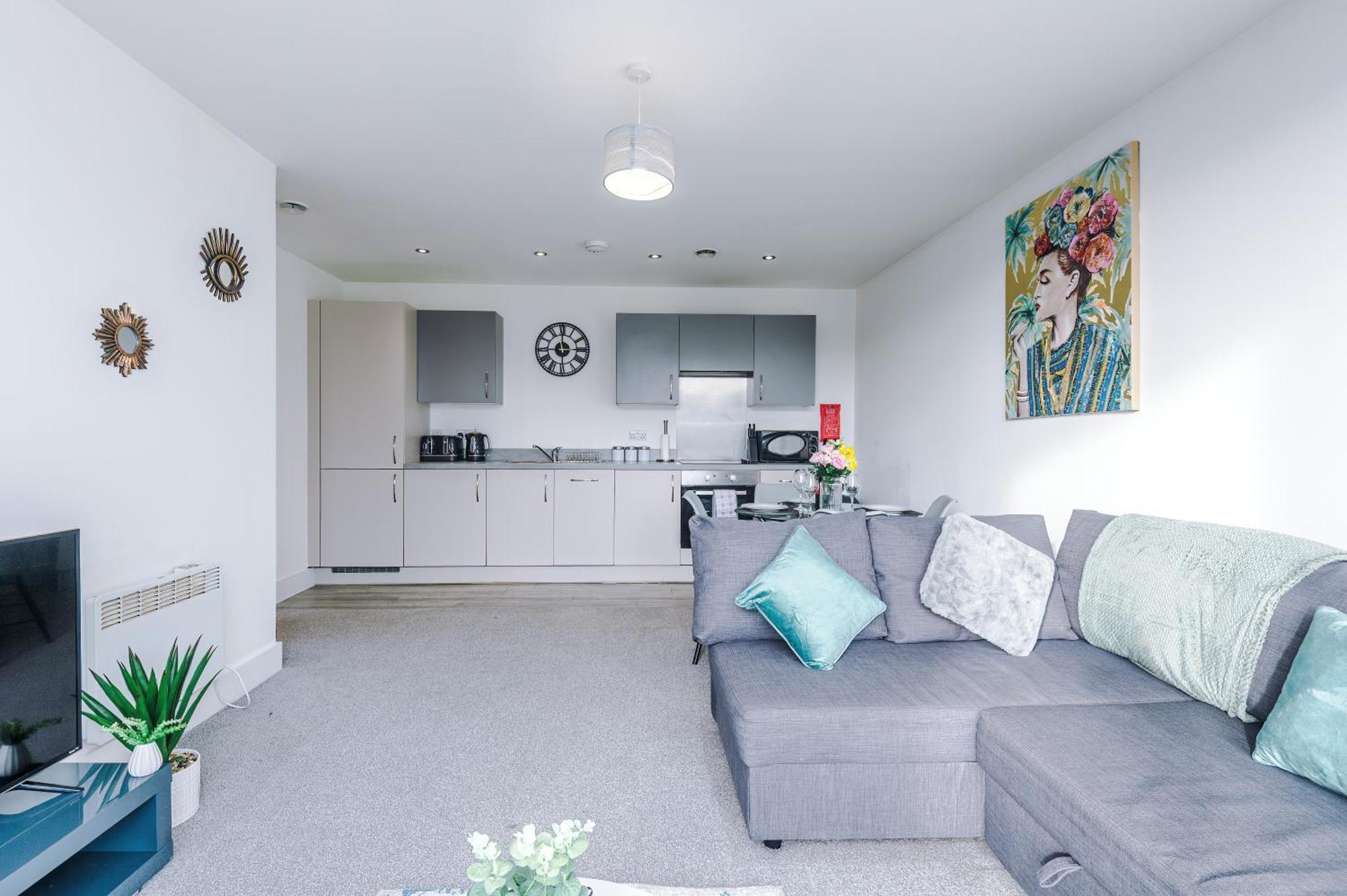 2 Bedroom Penthouse With Balcony By Host A * Manchester