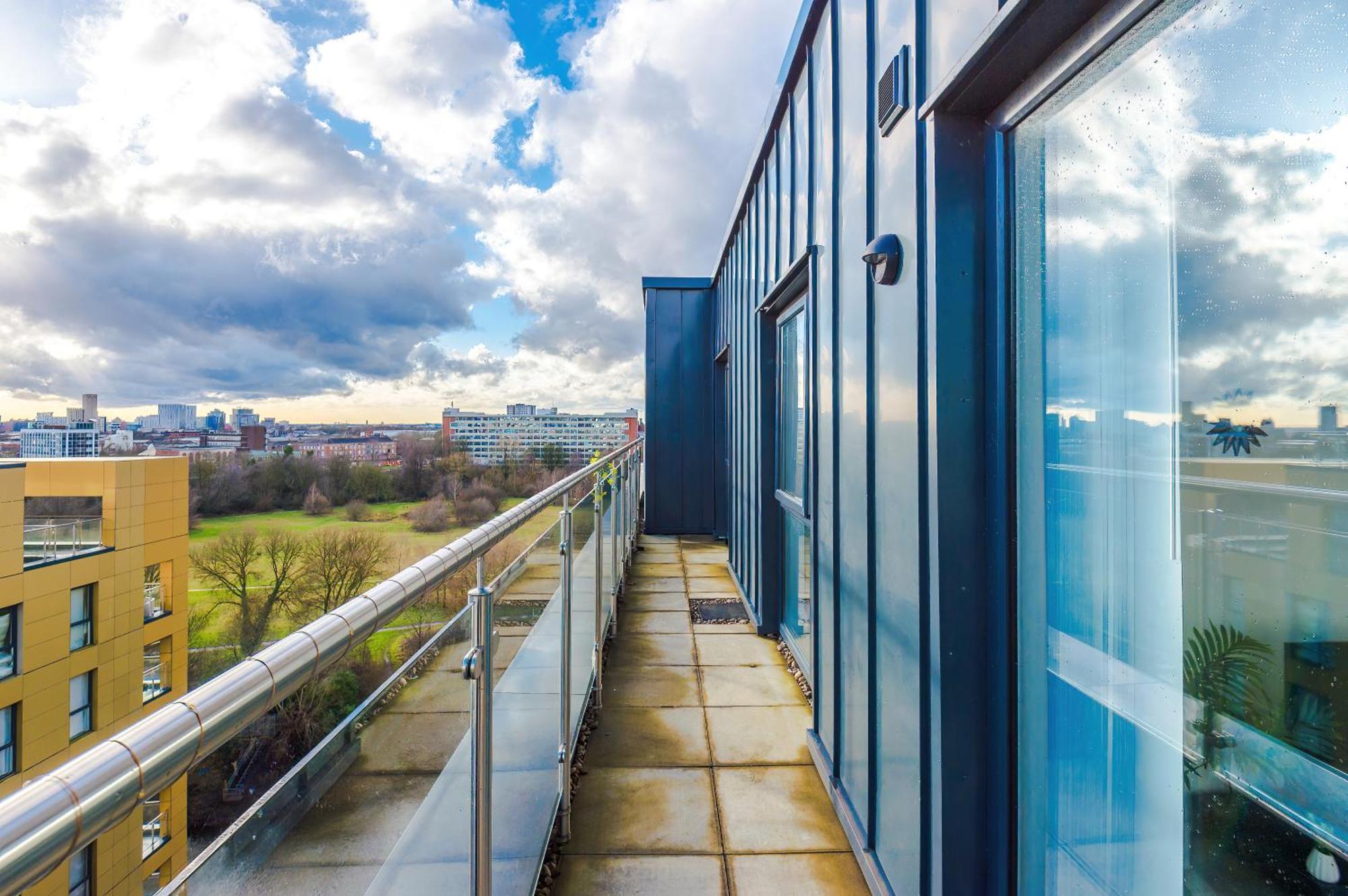 2 Bedroom Penthouse With Balcony By Host A Apartment