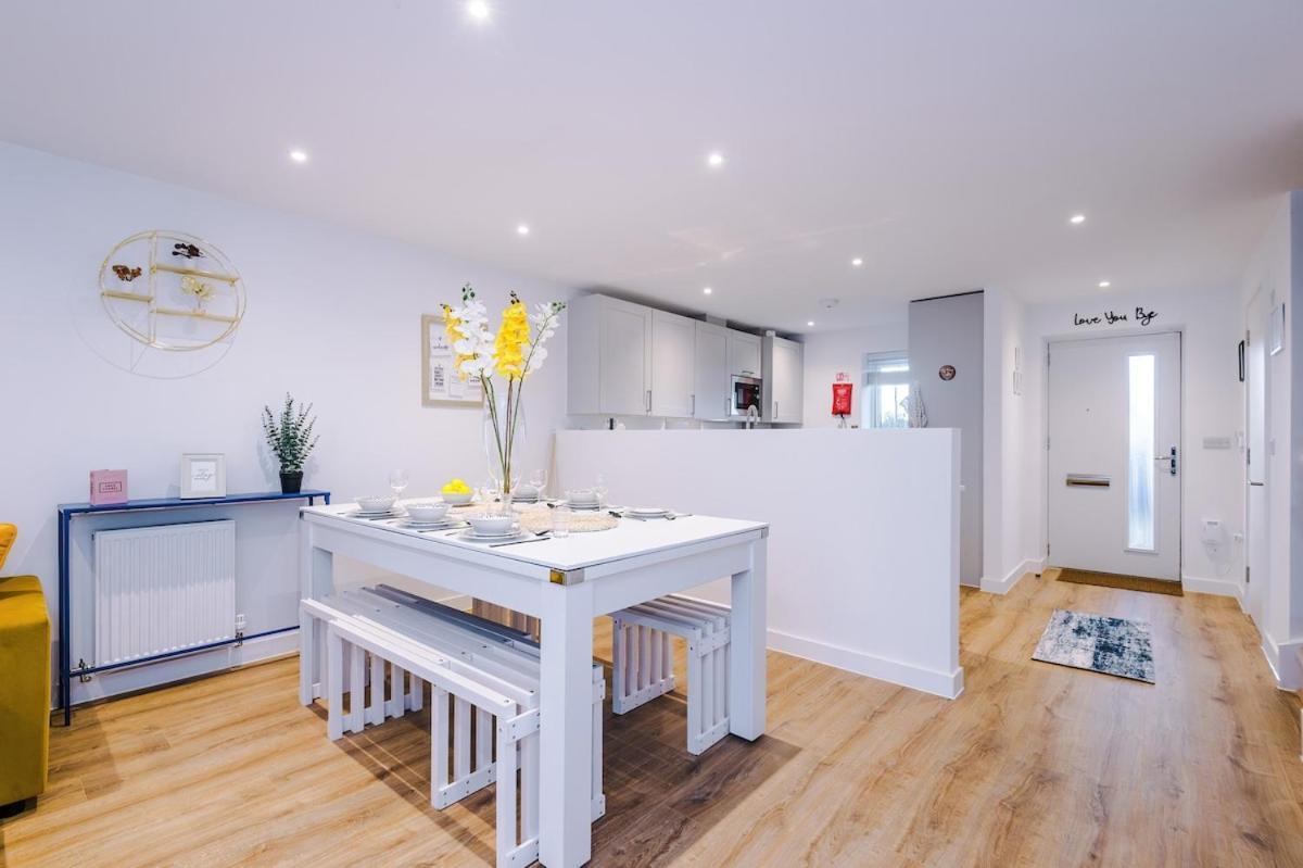 Modern 3-bed In Salford, Pool, Ping Pong Table, Free Parking, Sleeps 7 * Manchester