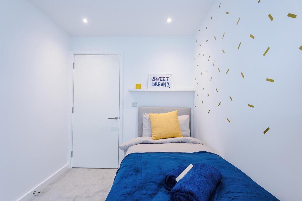 Modern 3-bed In Salford, Pool, Ping Pong Table, Free Parking, Sleeps 7 Apartment