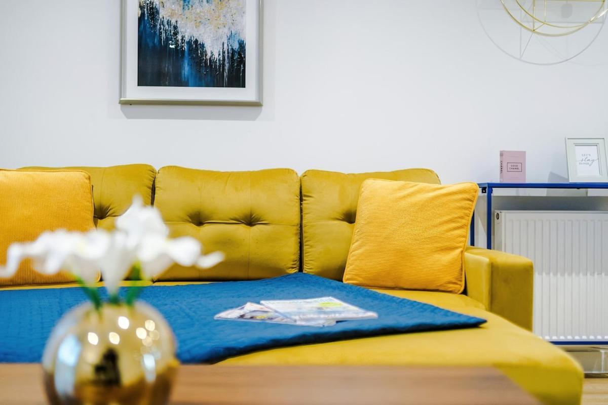 Apartment Modern 3-bed In Salford, Pool, Ping Pong Table, Free Parking, Sleeps 7