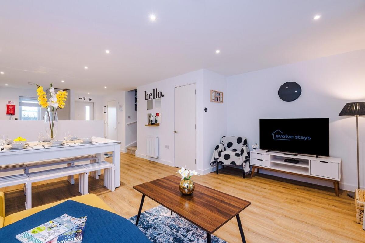 Apartment Modern 3-bed In Salford, Pool, Ping Pong Table, Free Parking, Sleeps 7 *