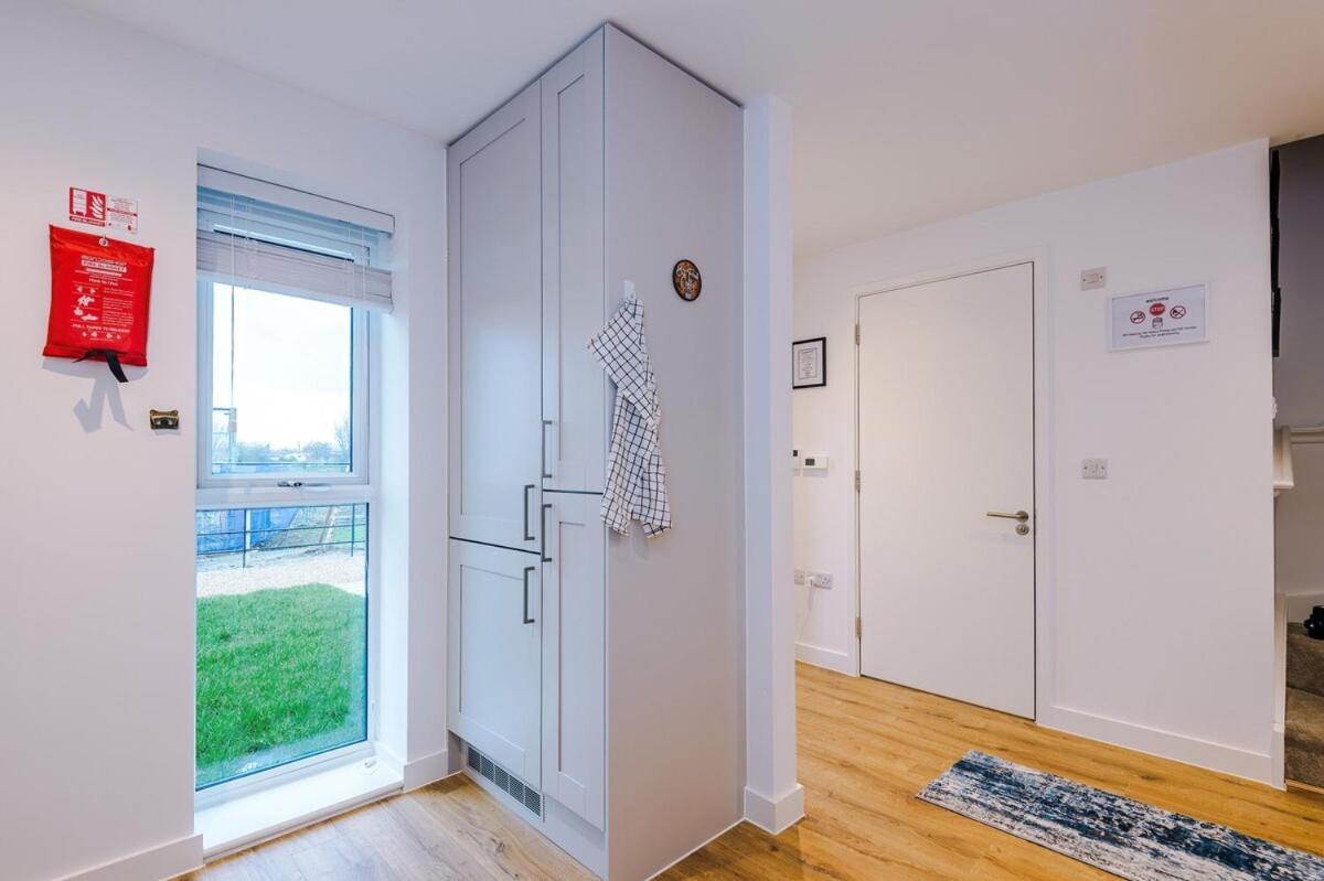 Apartment Modern 3-bed In Salford, Pool, Ping Pong Table, Free Parking, Sleeps 7 Manchester