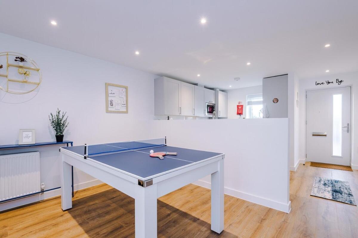 Modern 3-bed In Salford, Pool, Ping Pong Table, Free Parking, Sleeps 7 * Manchester