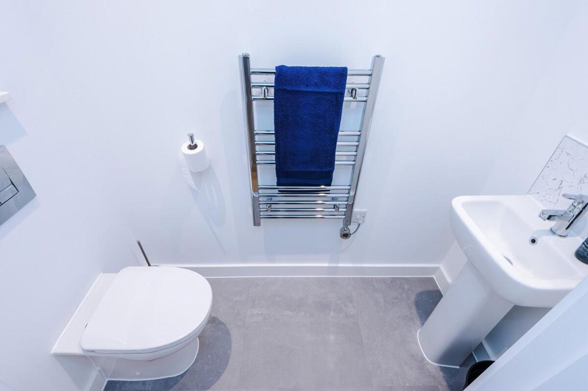 Apartment Modern 3-bed In Salford, Pool, Ping Pong Table, Free Parking, Sleeps 7 Manchester