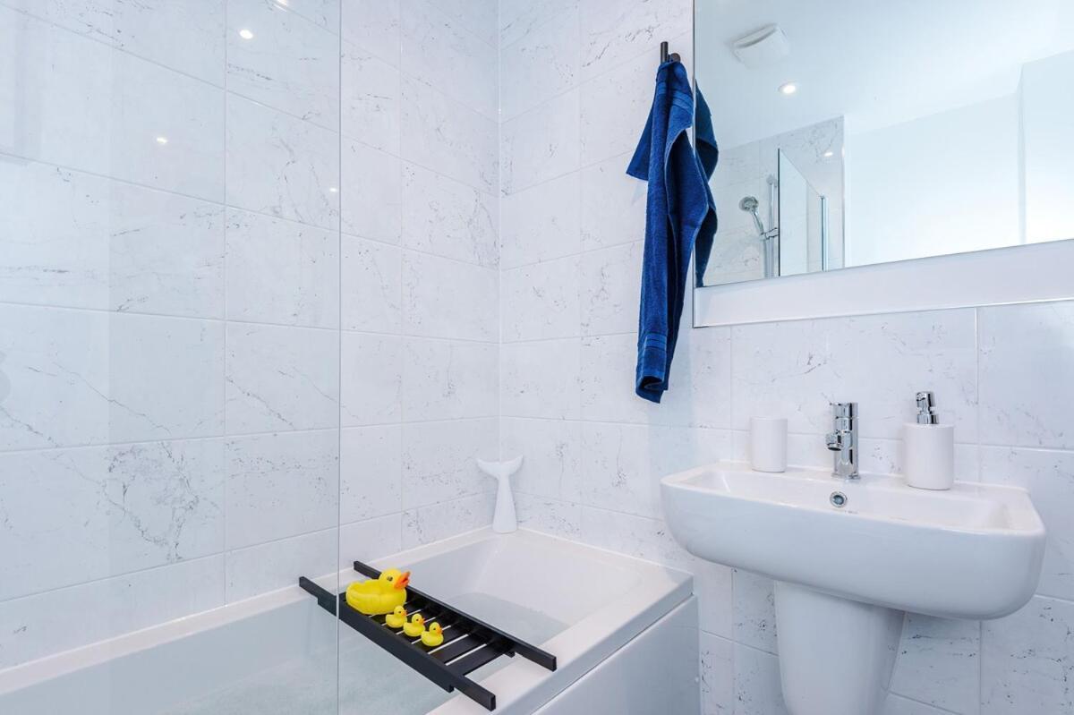 Modern 3-bed In Salford, Pool, Ping Pong Table, Free Parking, Sleeps 7 Apartment Manchester