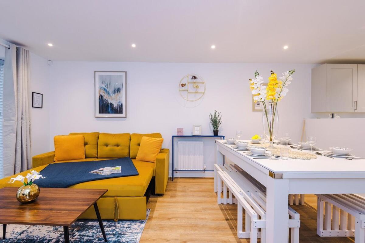 Modern 3-bed In Salford, Pool, Ping Pong Table, Free Parking, Sleeps 7