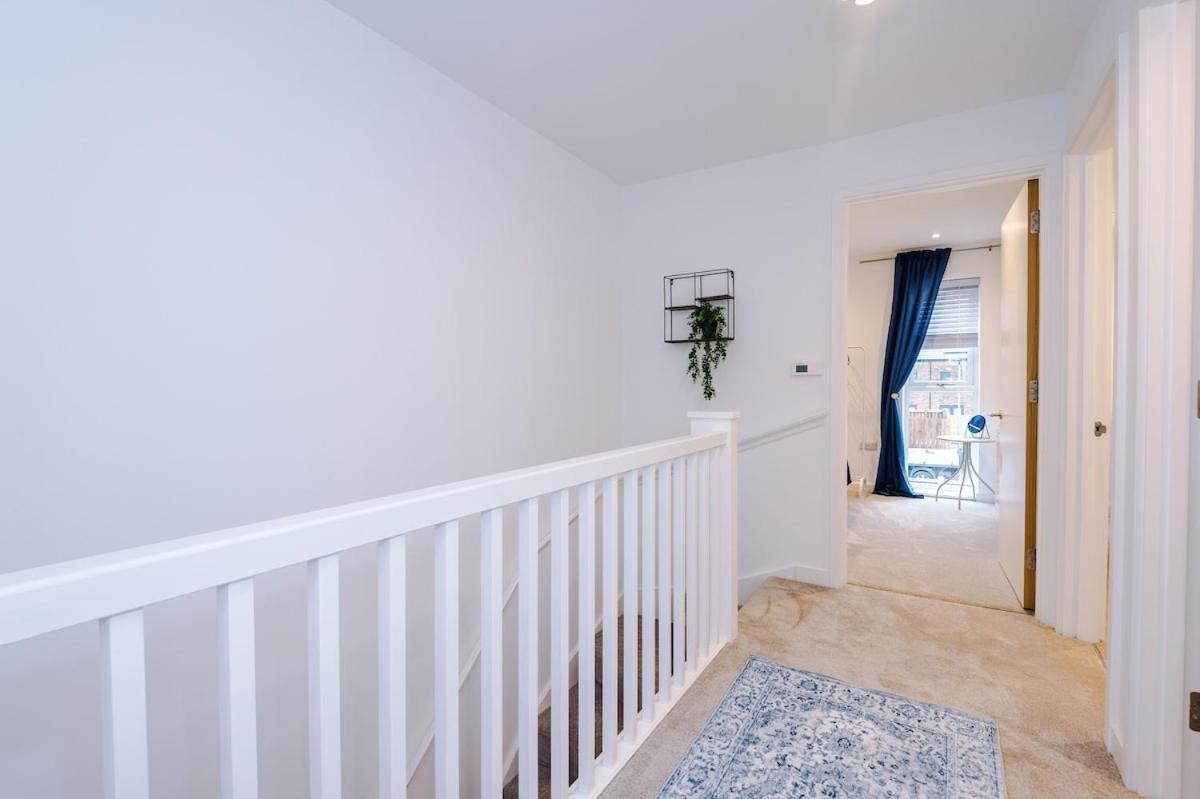 Modern 3-bed In Salford, Pool, Ping Pong Table, Free Parking, Sleeps 7 * Manchester