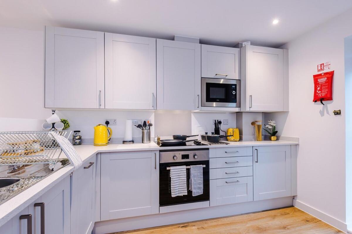 Modern 3-bed In Salford, Pool, Ping Pong Table, Free Parking, Sleeps 7
