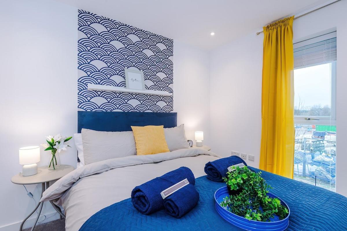 Modern 3-bed In Salford, Pool, Ping Pong Table, Free Parking, Sleeps 7 Apartment