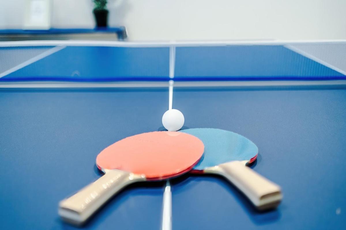 Modern 3-bed In Salford, Pool, Ping Pong Table, Free Parking, Sleeps 7 * Manchester