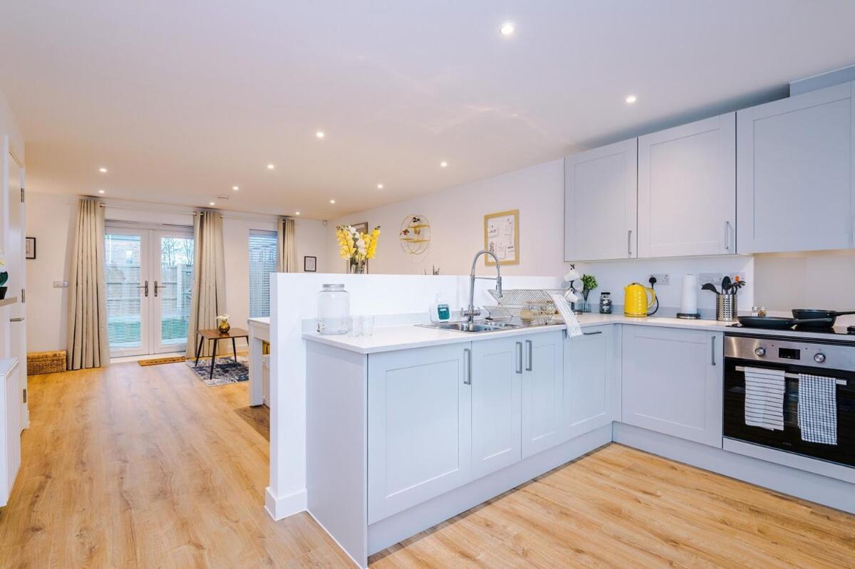 Modern 3-bed In Salford, Pool, Ping Pong Table, Free Parking, Sleeps 7