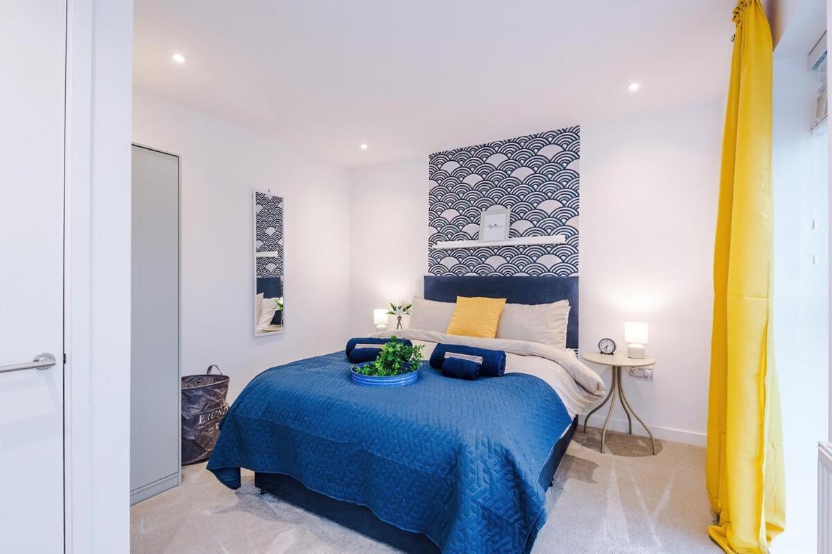 Modern 3-bed In Salford, Pool, Ping Pong Table, Free Parking, Sleeps 7 Apartment