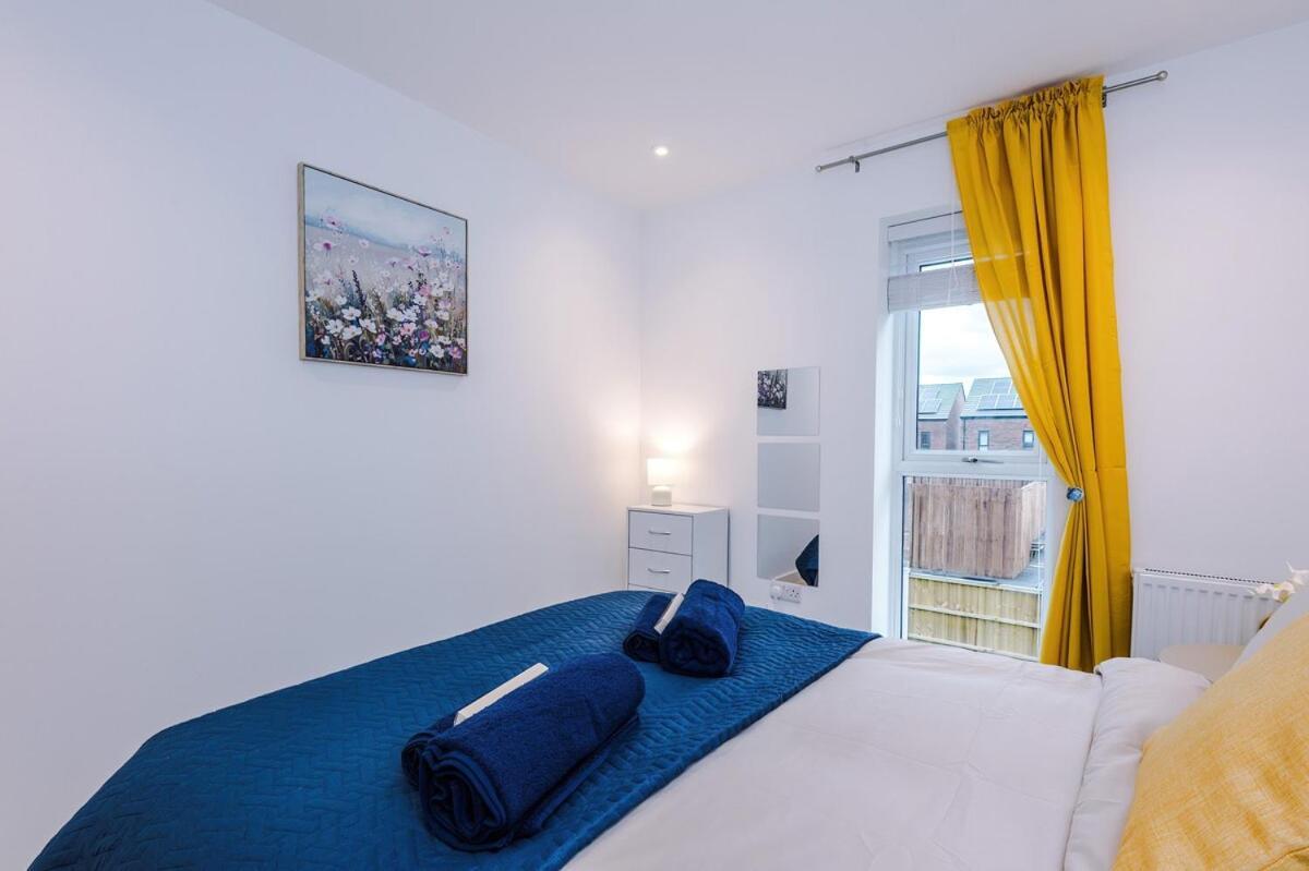 Apartment Modern 3-bed In Salford, Pool, Ping Pong Table, Free Parking, Sleeps 7