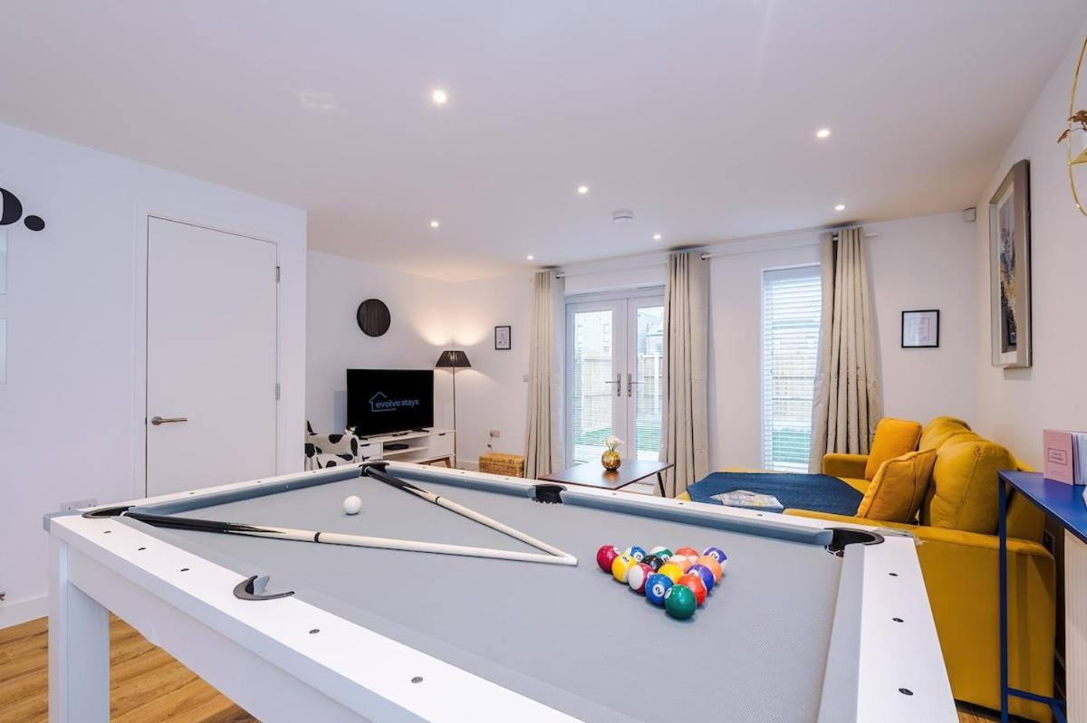 Modern 3-bed In Salford, Pool, Ping Pong Table, Free Parking, Sleeps 7 Apartment *