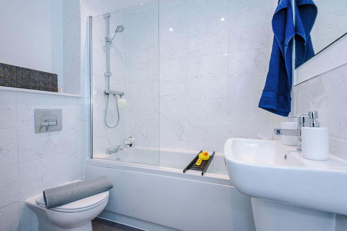 Modern 3-bed In Salford, Pool, Ping Pong Table, Free Parking, Sleeps 7