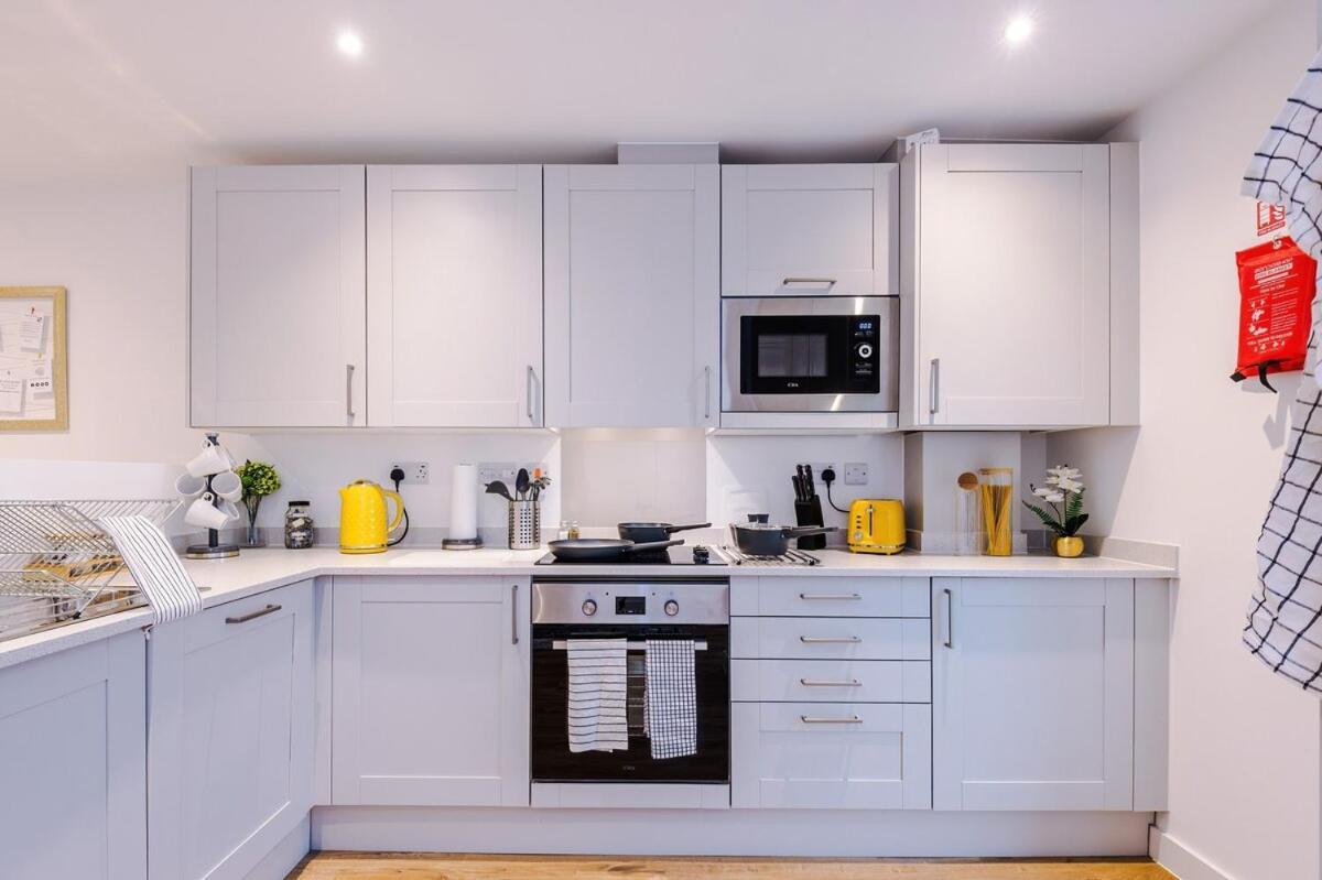 Modern 3-bed In Salford, Pool, Ping Pong Table, Free Parking, Sleeps 7 Apartment Manchester